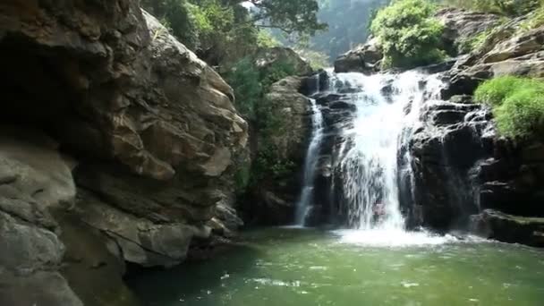 ラーヴァナの滝を楽しむ人々 — ストック動画
