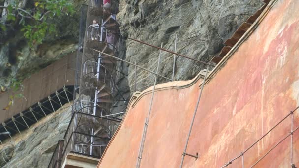 人们爬到岩石要塞之巅 — 图库视频影像