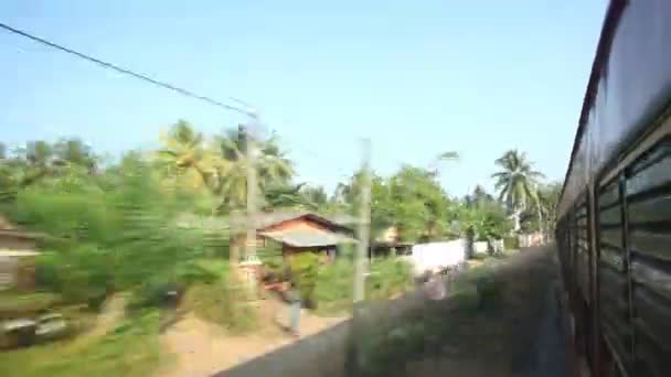 Пригороды Коломбо от проходящего поезда — стоковое видео