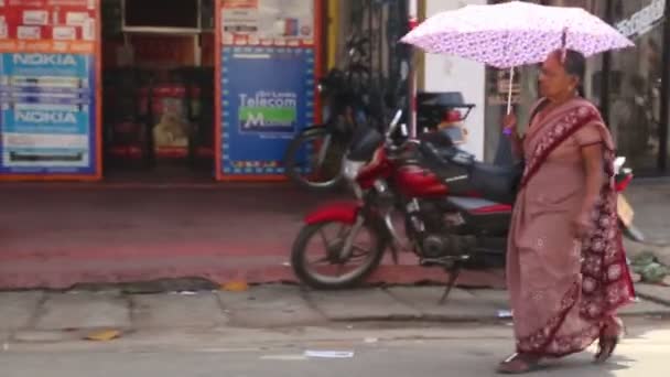 Mulher local descendo a rua — Vídeo de Stock