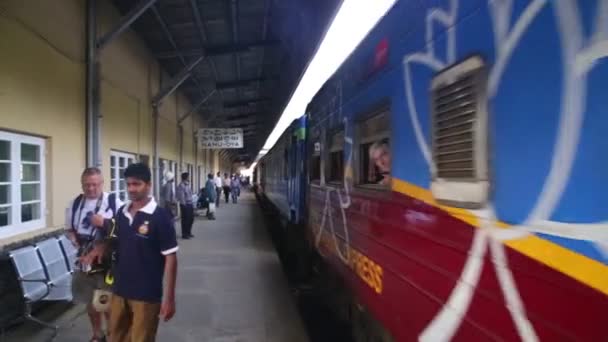 Estação de trem em Nuwara Eliya enquanto o trem chega — Vídeo de Stock