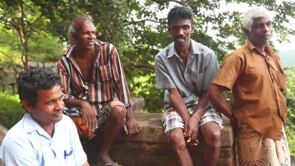 Trabajadores locales descansando en Sigiriy — Vídeos de Stock