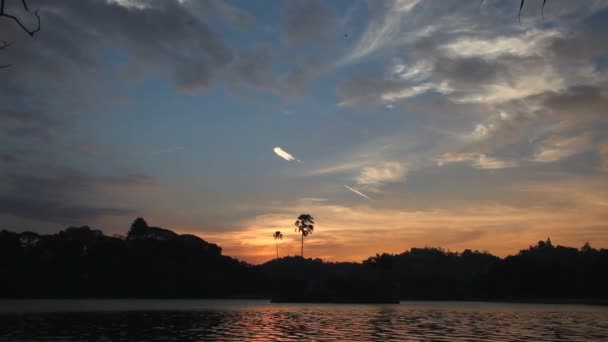 Danau Kandy saat matahari terbenam — Stok Video