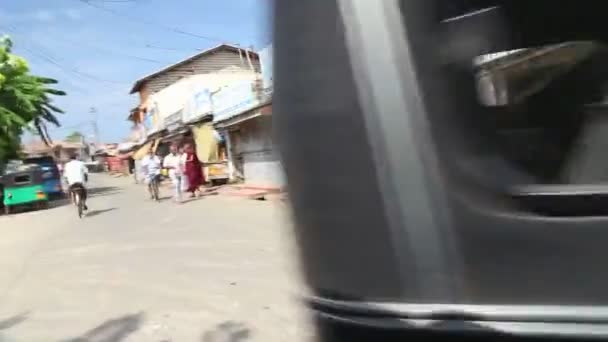 Tráfico local de tuktuk en Weligama — Vídeos de Stock