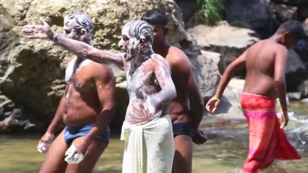 Men washing with soap in Ravana Falls — Stock Video
