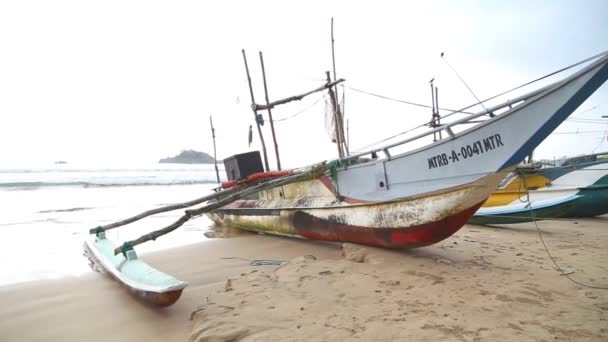 Ahşap balıkçı tekneleri sahilde görünümünü — Stok video