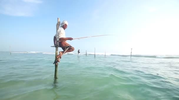 Pescatore su una canna da pesca — Video Stock