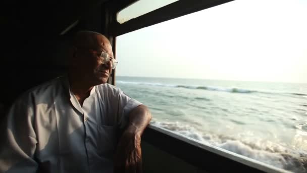 Anciano mirando por la ventana del tren — Vídeos de Stock