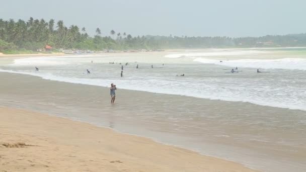 View of tourists on beach in Weligama — Stock Video