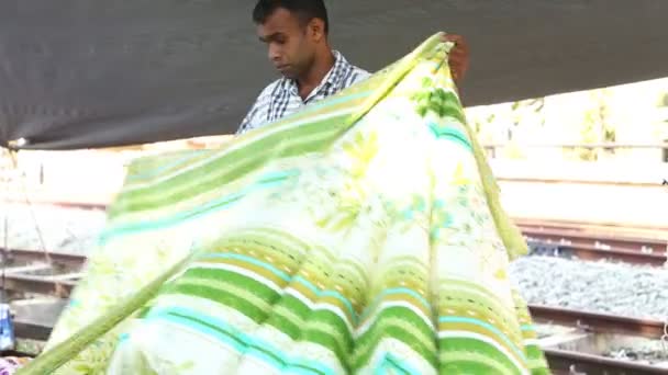 Lokale man weergeven en vouwen van textiel — Stockvideo