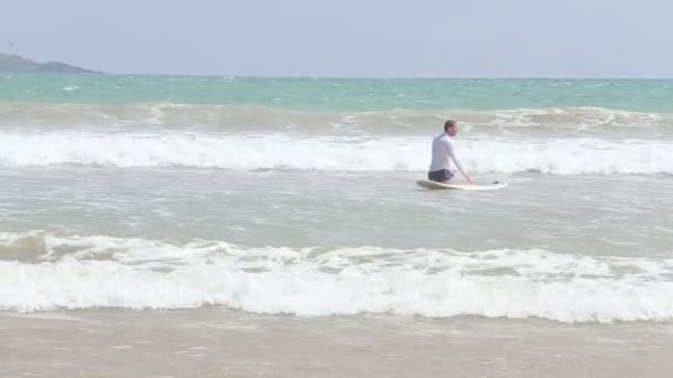 De weergave van een surfer in de Oceaan in Weligama — Stockvideo