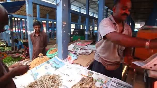 Män som säljer och folk köper på Hikkaduwa marknaden — Stockvideo