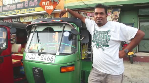 Tuktuk driver on the street in Gall — Stock Video