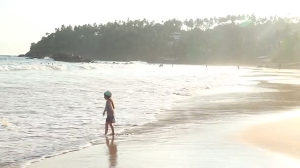 Meisje spelen in de golven op het strand in Mirissa in Sri Lanka — Stockvideo