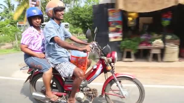 Чоловік і жінка їзда мотоцикл в Велігама. — стокове відео