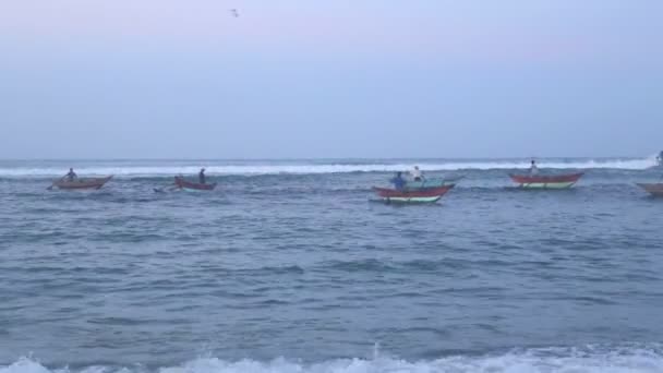Lokale vissers in de golven — Stockvideo