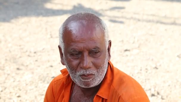 Local man at Hikkaduwa Sunday market — Stock Video