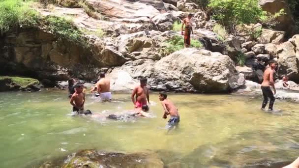 Jungen genießen den Ravana-Fall — Stockvideo