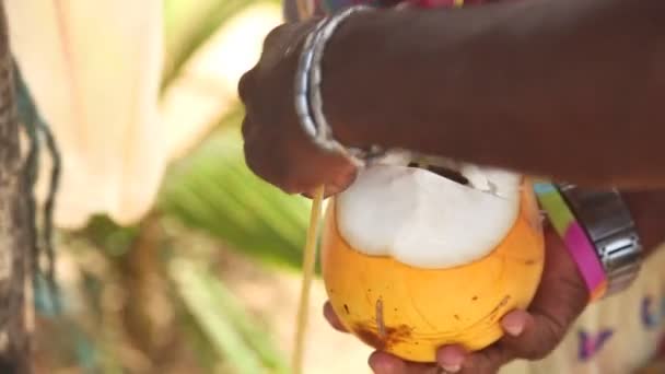 Hombre dando bebida de coco a chica — Vídeos de Stock