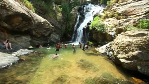 Gente disfrutando de las cataratas Ravana — Vídeos de Stock