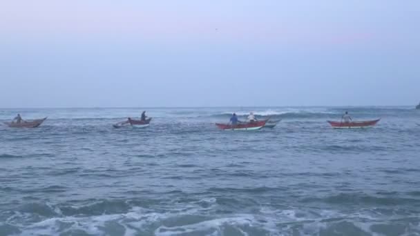 Les pêcheurs locaux dans les vagues — Video