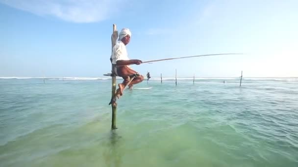 Pescador en una caña de pescar — Vídeo de stock