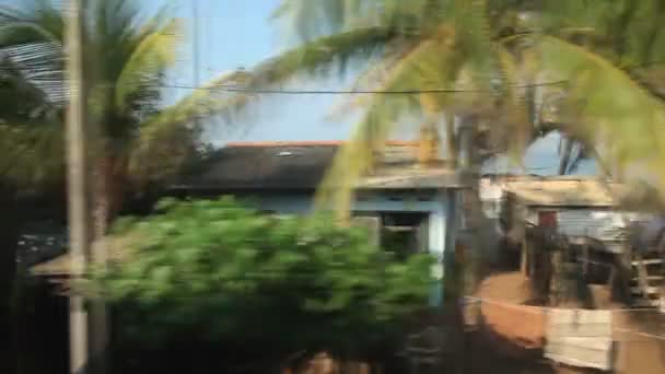 Время истекает вид на приморские пригороды Коломбо от проходящего поезда — стоковое видео