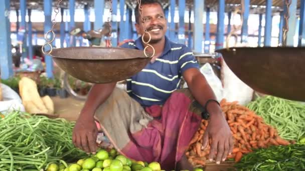 Man selling his produce at Hikkaduwa Sunday market — Stock Video