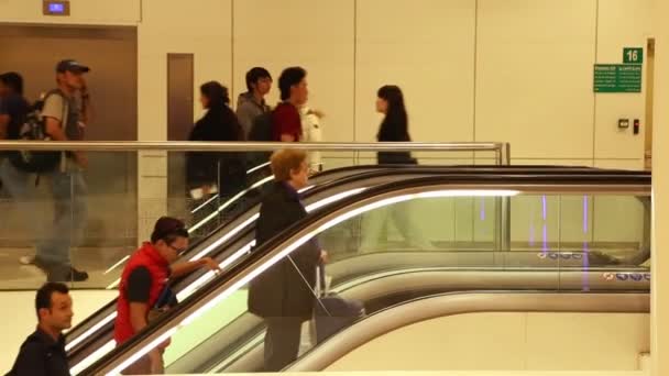 Pessoas na escada rolante no Aeroporto Internacional de Hamad — Vídeo de Stock