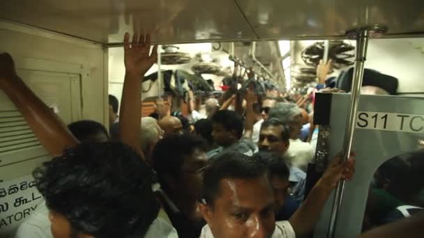 Weergave van overvolle lokale mensen reizen in de trein — Stockvideo