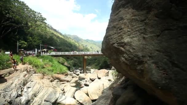 Pessoas que gostam das Cataratas de Ravana — Vídeo de Stock