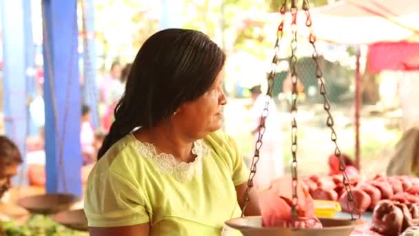 Mujer local vendiendo en el mercado dominical de Hikkaduwa — Vídeos de Stock