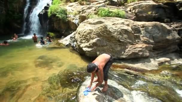 Gente disfrutando de las cataratas Ravana — Vídeo de stock
