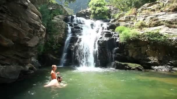 Gente disfrutando de las cataratas Ravana — Vídeos de Stock