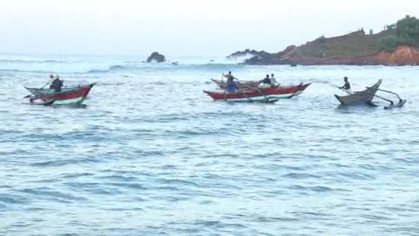 Pêcheurs dans de vieux bateaux traditionnels dans la mer — Video