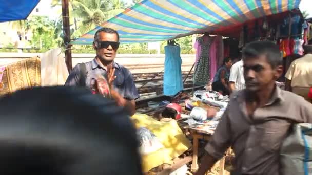 Blind man zingen en spelen tamboerijn — Stockvideo