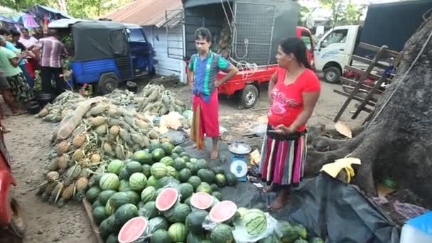 Местные жители продают ананасы и арбузы — стоковое видео