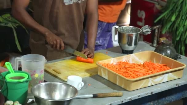 Chef-kok snijden wortelen in een restaurant — Stockvideo