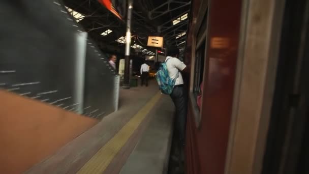 Человек, путешествующий у входа в поезд — стоковое видео