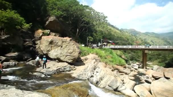 Gente disfrutando de las cataratas Ravana — Vídeos de Stock