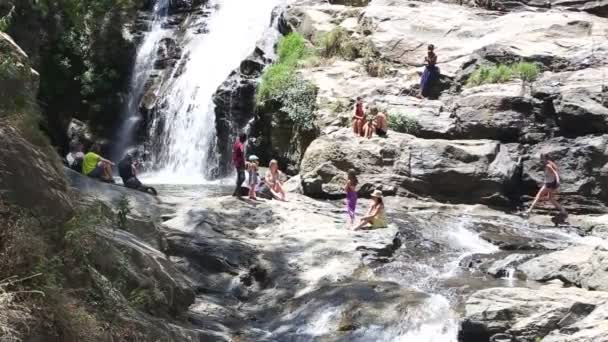 Gente disfrutando de las cataratas Ravana — Vídeos de Stock