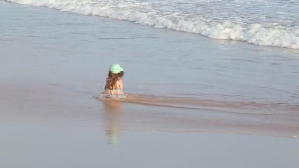 Little girl sitting in water — Stock Video
