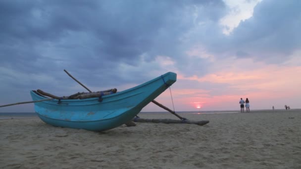 在沙滩上船在日落时与人拍照 — 图库视频影像