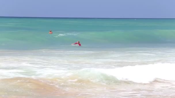 De weergave van de surfer surfen in de Oceaan — Stockvideo