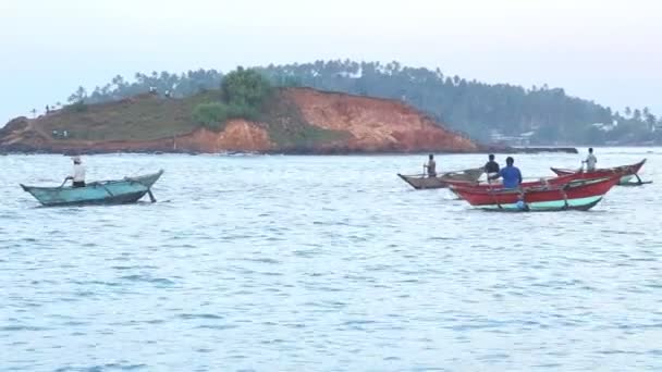 Pêcheurs dans de vieux bateaux traditionnels — Video