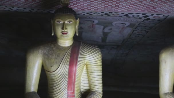 Buddha am goldenen Tempel sitzend — Stockvideo