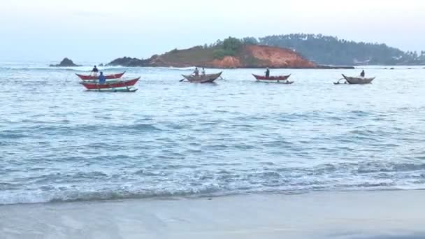 Pescadores em velhos barcos tradicionais — Vídeo de Stock