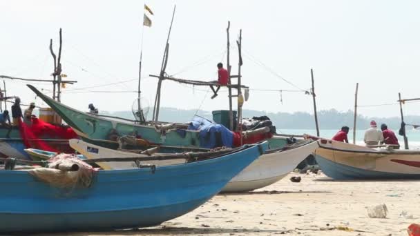 நீண்ட இரவு வேலைக்குப் பிறகு கடற்கரையில் வலைகளை வரிசைப்படுத்தும் மீனவர்கள் . — ஸ்டாக் வீடியோ