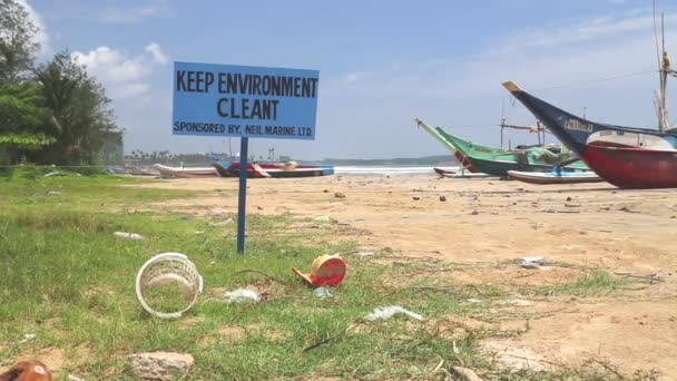 Verschmutzter Strand mit Hinweisschild für saubere Umwelt — Stockvideo