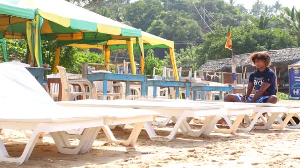 Man preparing sunbeds for tourists — Stock Video